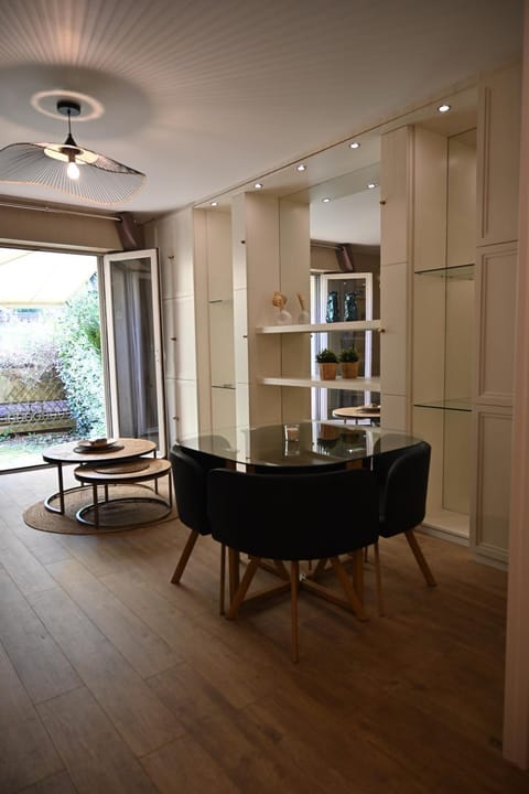 Library, Living room, Seating area, Dining area, wardrobe