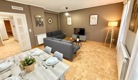 TV and multimedia, Living room, Seating area, Dining area