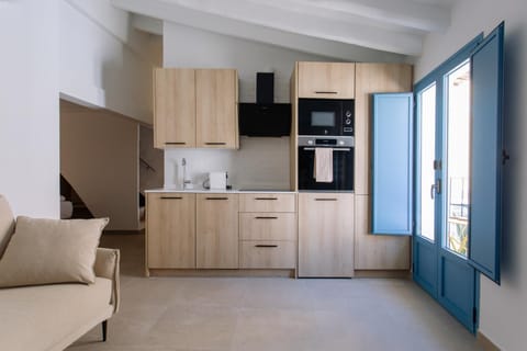 TV and multimedia, Coffee/tea facilities, Balcony/Terrace, Kitchen or kitchenette, Living room, Seating area, dishwasher, microwave, oven, stove, washing machine, dryer