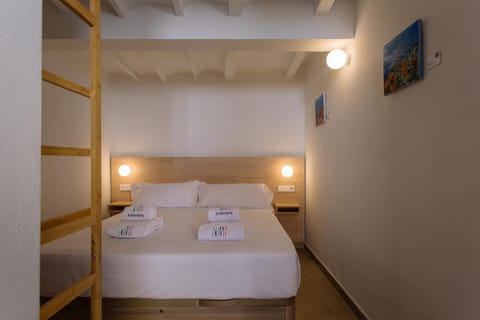 Bed, Property logo or sign, Photo of the whole room, Decorative detail, Logo/Certificate/Sign, storage, towels