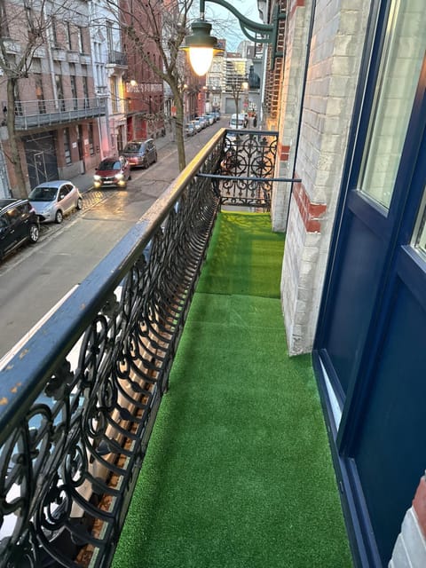 Sweet apartment with belcon Apartment in Saint-Gilles