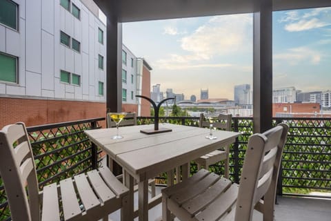 Hyve - Cowgirl Twirl - Walk to Broadway House in The Gulch