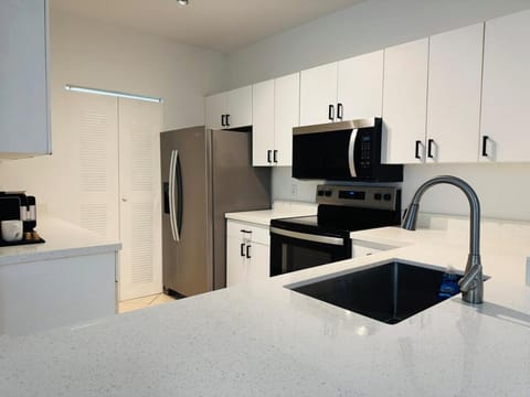 Yacht Club Aventura 2 BR 2 Bath with Free Parking Apartment in Aventura