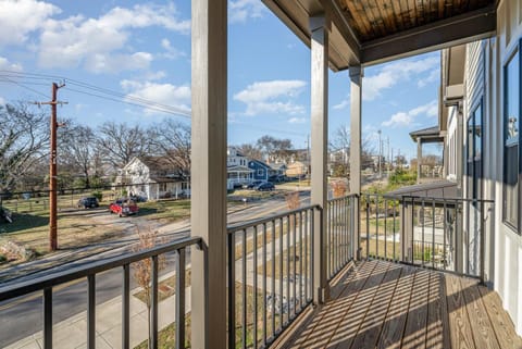 Aurora-Private Deck-9 Mins to Broadway House in East Nashville