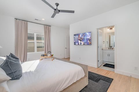 Aurora-Private Deck-9 Mins to Broadway House in East Nashville