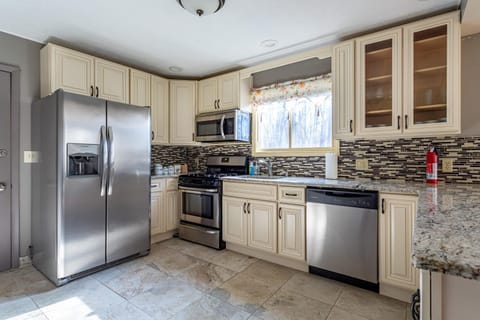 Game Room Fire Pit Dog Friendly House in Tobyhanna