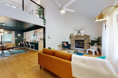 Sage Grove Sanctuary 3BD Hot Tub Fire Pit House in Stroud Township