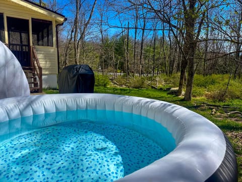 Sage Grove Sanctuary 3BD Hot Tub Fire Pit House in Stroud Township