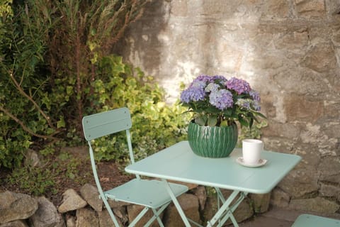 Patio, Spring, Day, Garden, Dining area, Garden view