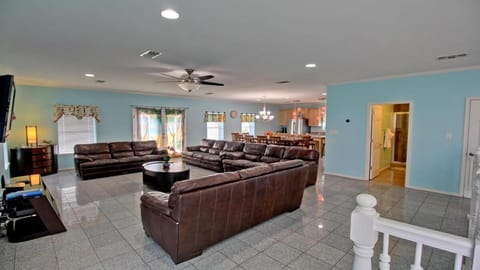 New Renovation, EV charger, 5 Lots To The Beach,Heated Pool,Jaccuzi House in South Padre Island