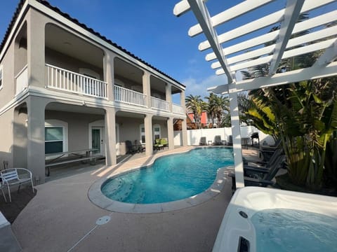 New Renovation, EV charger, 5 Lots To The Beach,Heated Pool,Jaccuzi House in South Padre Island