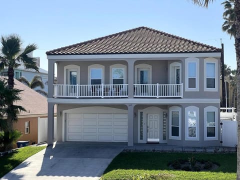 New Renovation, EV charger, 5 Lots To The Beach,Heated Pool,Jaccuzi House in South Padre Island