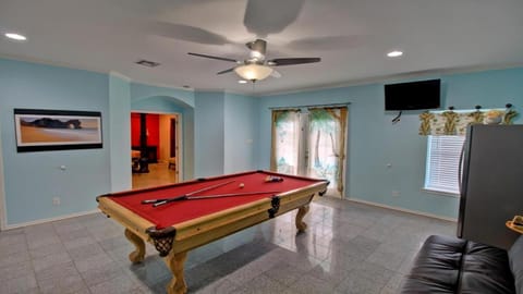 New Renovation, EV charger, 5 Lots To The Beach,Heated Pool,Jaccuzi House in South Padre Island