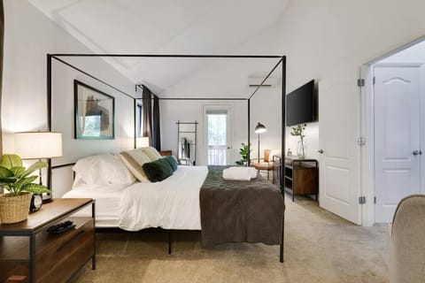 Cozy 3 BR Game Area Fire Pit House in Stroud Township