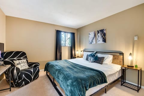 Serenity Grove Game Room Fire Pit Dog Friend House in Lake Naomi