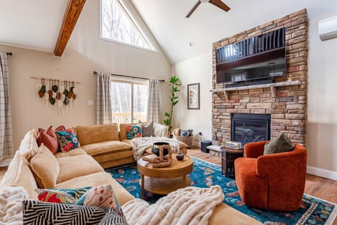 The Buckhorn Chalet Hot Tub Arcades 6 Bedroom Fire Place House in Kidder Township