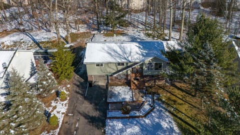 The Woodland Escape Pool Table Fire Pit 4 BD House in Coolbaugh Township