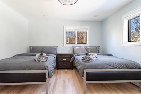 The Woodland Escape Pool Table Fire Pit 4 BD House in Coolbaugh Township