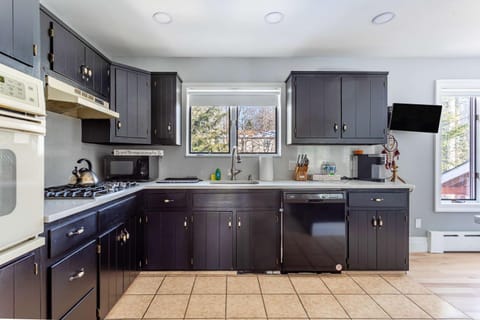 The Woodland Escape Pool Table Fire Pit 4 BD House in Coolbaugh Township