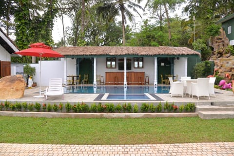 Restaurant/places to eat, Swimming pool