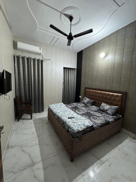 Bed, TV and multimedia, Bedroom, air conditioner