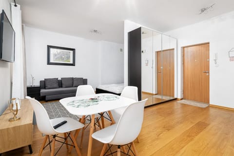 Bed, TV and multimedia, wardrobe