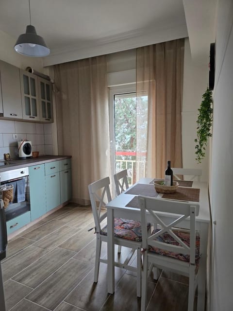 Kitchen or kitchenette, Seating area, Dining area
