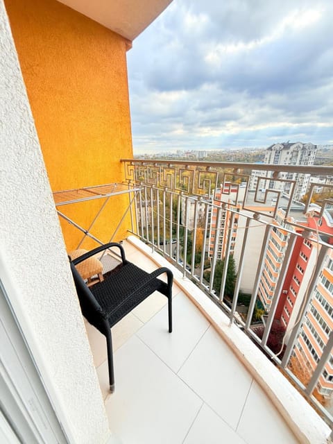 View (from property/room), Balcony/Terrace, City view