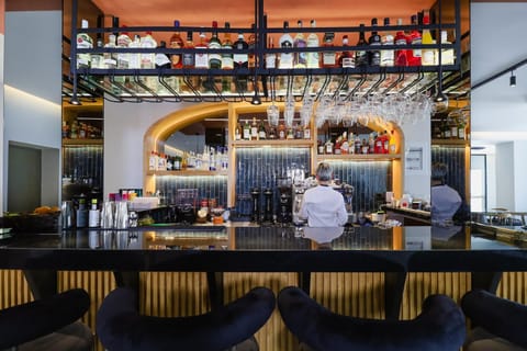 Restaurant/places to eat, Lounge or bar