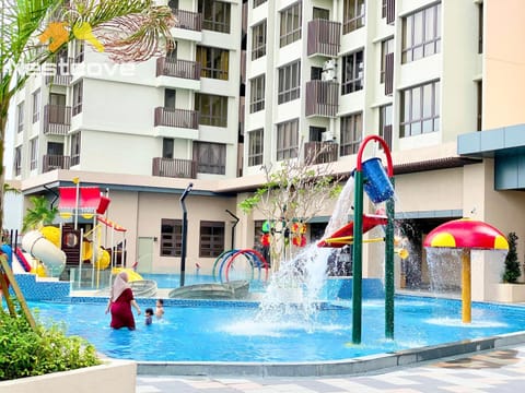 Communal lounge/ TV room, Day, People, Children play ground, Aqua park, Evening entertainment, Pool view, Swimming pool, Swimming pool, children, group of guests