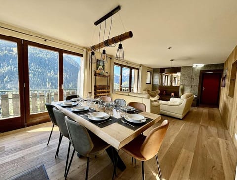 Living room, Seating area, Dining area, Mountain view