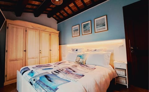 Bed, TV and multimedia, View (from property/room), Photo of the whole room, Bedroom, heating, internet, wardrobe
