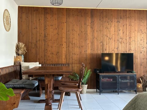 Communal lounge/ TV room, TV and multimedia, Living room, Seating area, Dining area, Evening entertainment, Bedroom