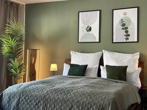 Bed, Photo of the whole room, Decorative detail, Bedroom