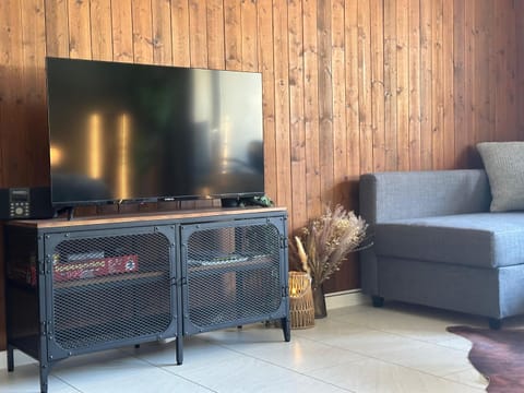 Communal lounge/ TV room, TV and multimedia, Living room, Seating area, Evening entertainment