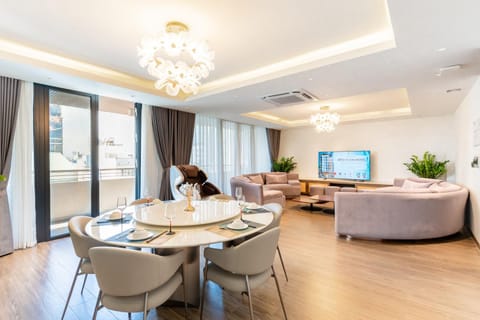 Living room, Seating area, Dining area