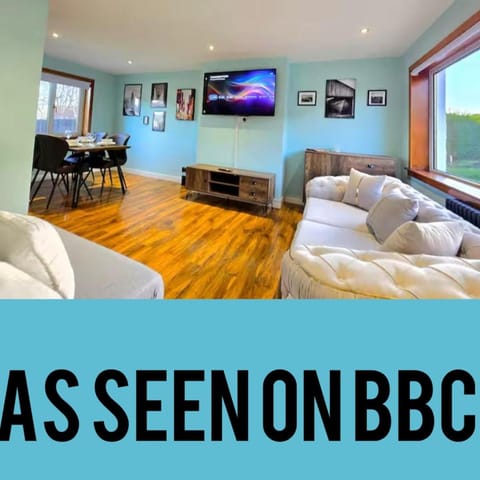 Super luxury 2 bedroom, full house sleep 5 with garden & parking close to airport Apartment in Paisley