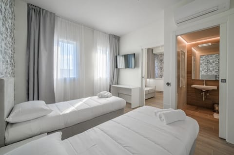 Bed, TV and multimedia, Photo of the whole room, Bedroom, towels