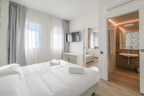 Bed, Bathroom, TV and multimedia, Photo of the whole room, Bedroom, towels, air conditioner