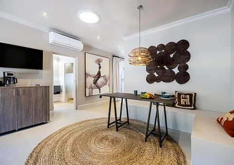 Dining area, internet