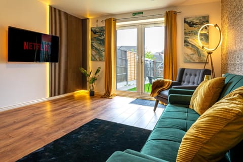 Communal lounge/ TV room, TV and multimedia, Living room, Seating area, Evening entertainment