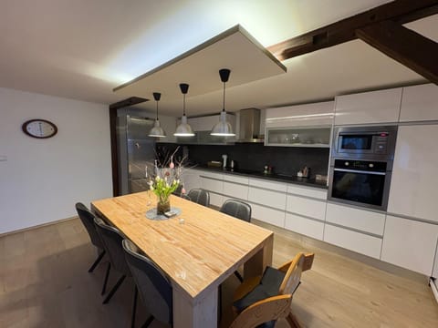 Kitchen or kitchenette, Dining area, stove