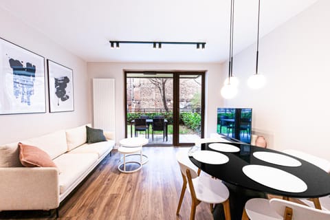 Communal lounge/ TV room, TV and multimedia, Living room, Seating area, Dining area