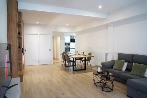 TV and multimedia, Kitchen or kitchenette, Living room, Seating area, Dining area
