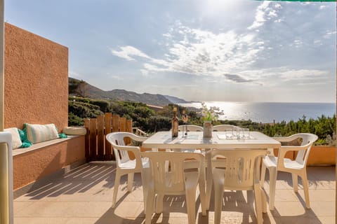 Property building, Balcony/Terrace, Living room