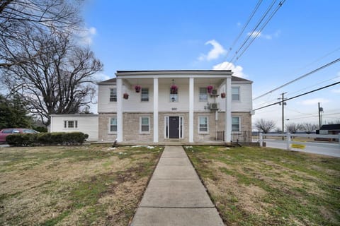 8 Min to Churchill Downs Perfect for Groups Apartment in Louisville