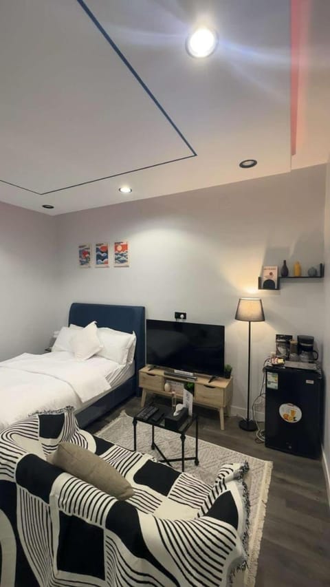 Bed, TV and multimedia, Bedroom