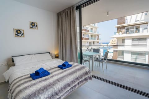 View (from property/room), Balcony/Terrace, Bedroom, towels