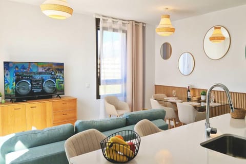 TV and multimedia, Living room, Photo of the whole room, Dining area