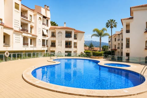 Property building, Day, Swimming pool